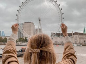 אישה ליד הגלגל הענק בלונדון