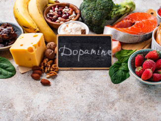 שלט עם המילה דופמין על רקע של גבינות, ירקות ופירות